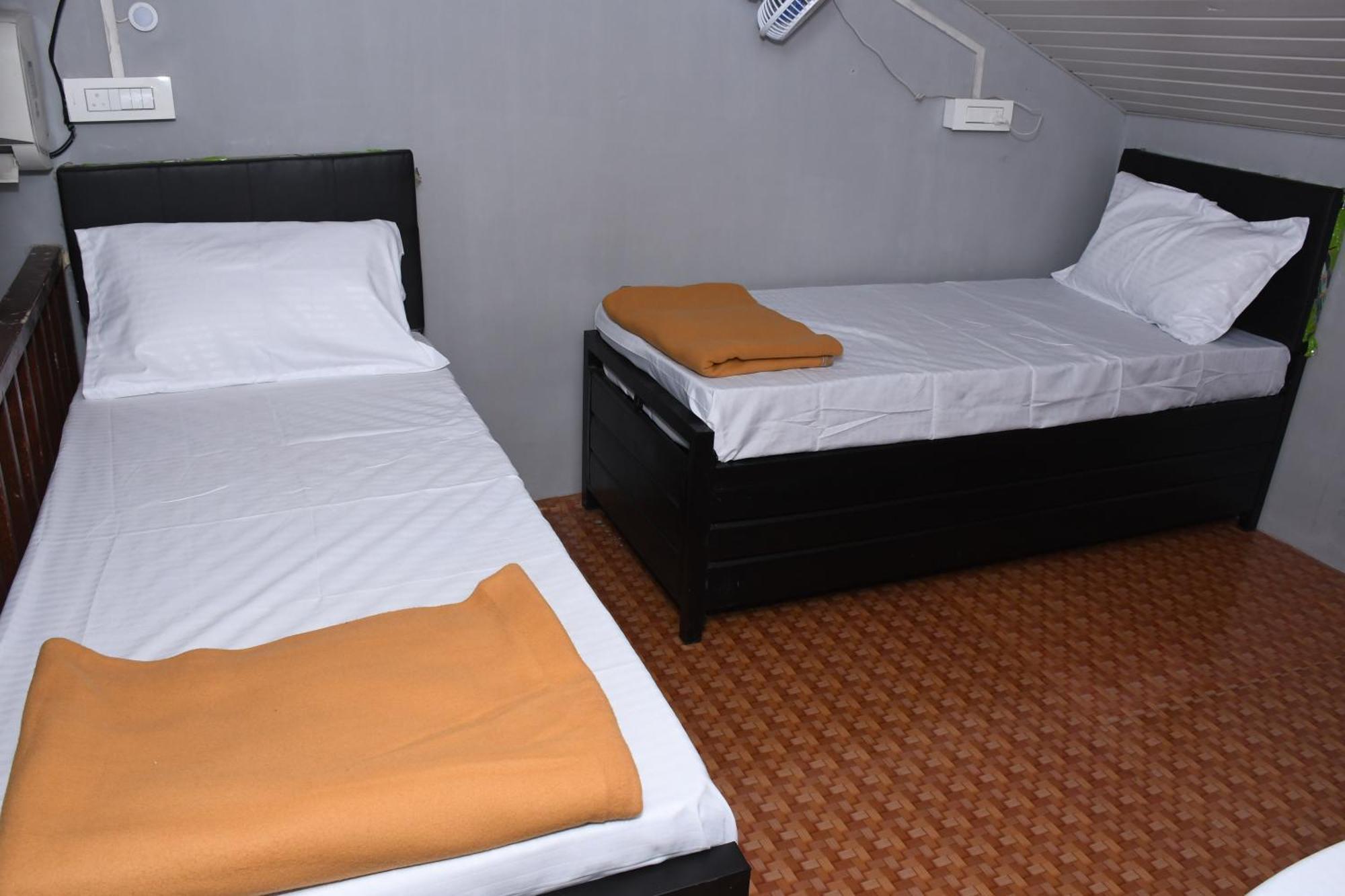 New Afra Hostal Bombay